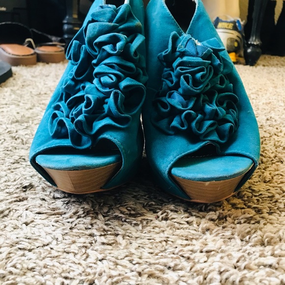Teal blue ruffle top ladies size 11 heels, $25 - Picture 9 of 10